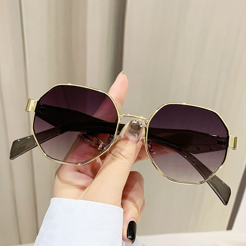 Effortlessly Stylish Modern Square Polygon Metal Sunglasses Redefining Contemporary Fashion