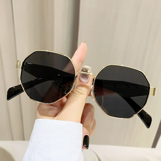 Effortlessly Stylish Modern Square Polygon Metal Sunglasses Redefining Contemporary Fashion