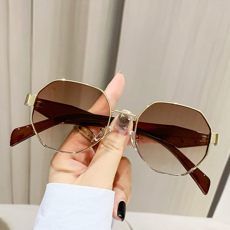 Effortlessly Stylish Modern Square Polygon Metal Sunglasses Redefining Contemporary Fashion